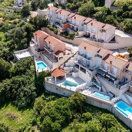 With Swimming Pool Tia&ella *