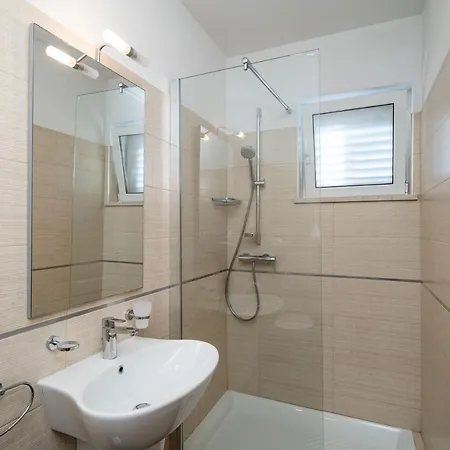 With Swimming Pool Tia&ella *