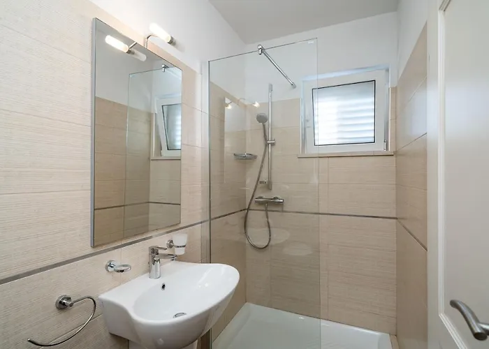 With Swimming Pool Tia&ella *