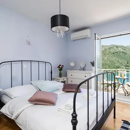 With Swimming Pool Tia&ella * זאטון