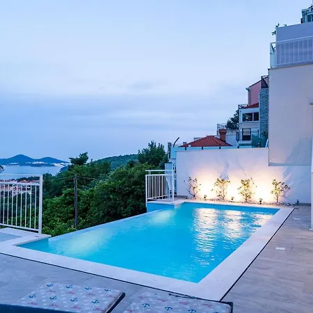 With Swimming Pool Tia&ella *