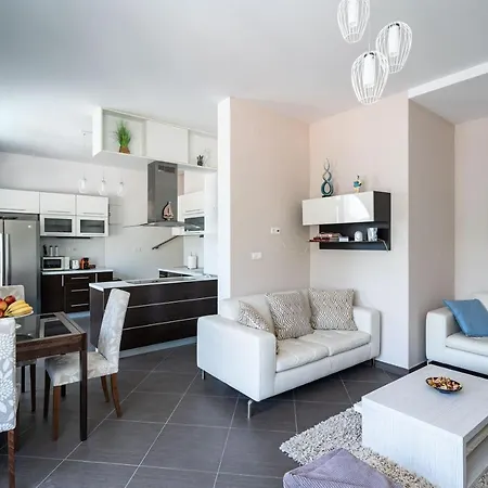 With Swimming Pool Tia&ella * זאטון