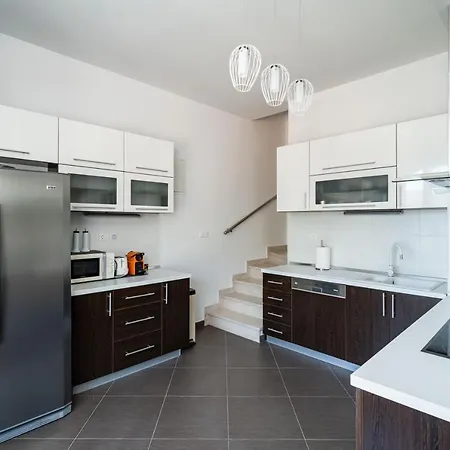 With Swimming Pool Tia&ella וילה זאטון