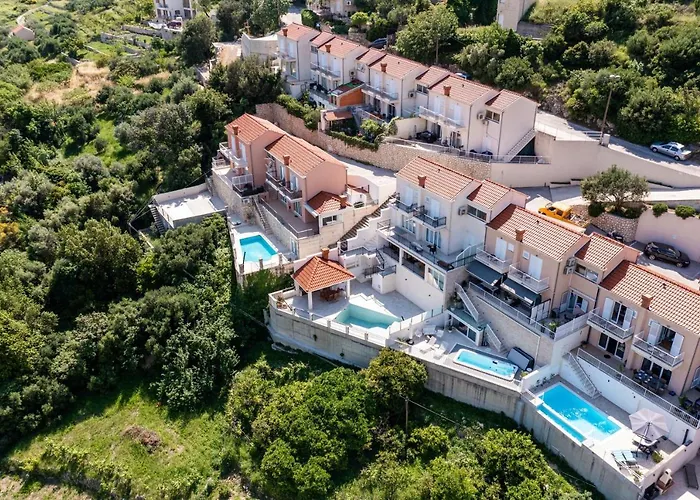 With Swimming Pool Tia&ella *