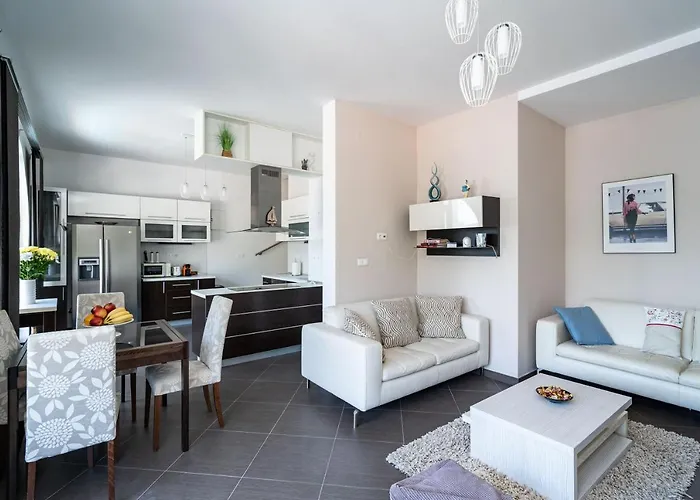 With Swimming Pool Tia&ella * Затон