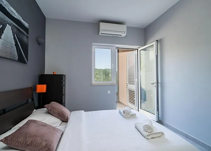 With Swimming Pool Tia&ella *