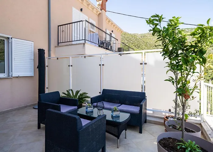 With Swimming Pool Tia&ella